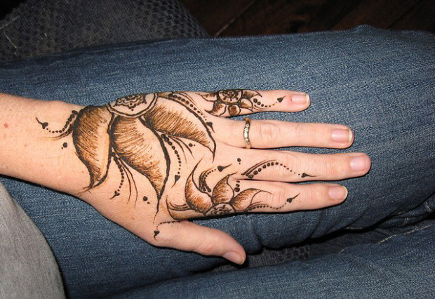 Simple-beautiful-Mehndi-Designs-Henna-Patterns-For-Hand