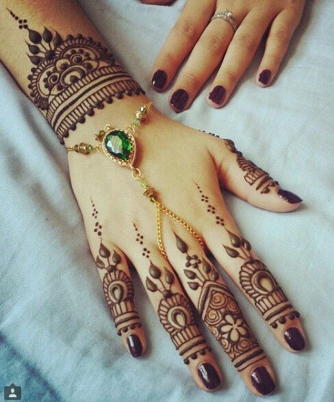 henna tattoos on hand 2016